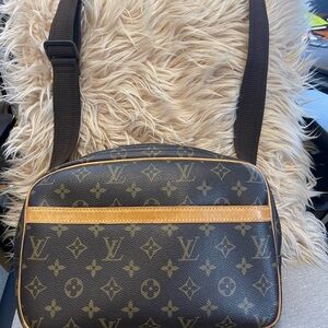 Mint condition Louis Vuitton Reporter. Used excellent condition. 100% Authentic